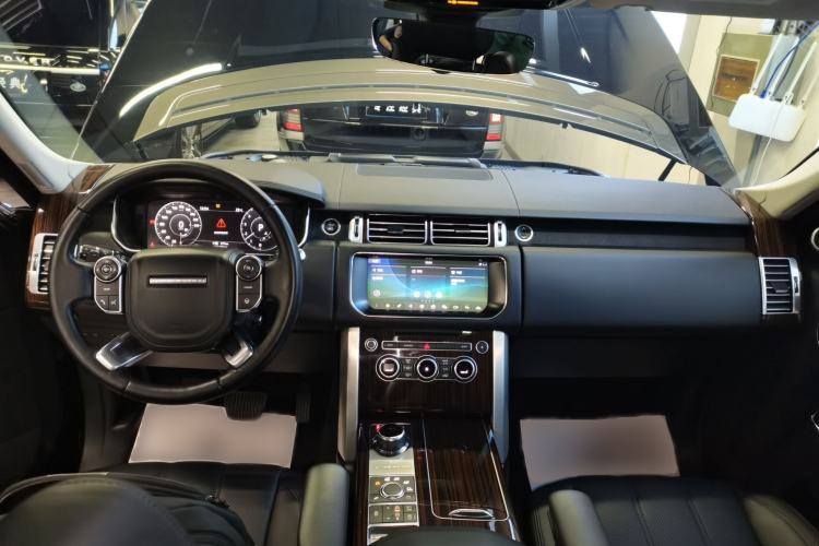 Used Land Rover Range 2017 3.0 SC V6 Vogue Extended Version Interior 2