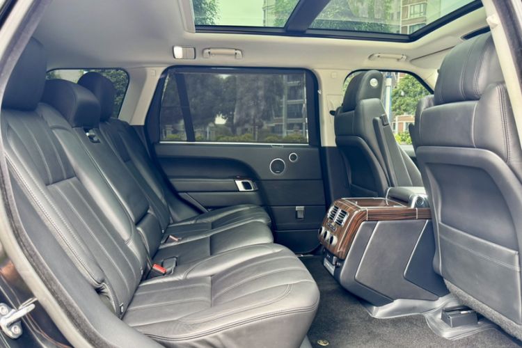 Used Land Rover Range 2017 3.0 SC V6 Vogue Extended Version Interior 2