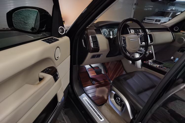 Used Land Rover Range 2017 3.0 SC V6 Vogue Extended Version Interior 3