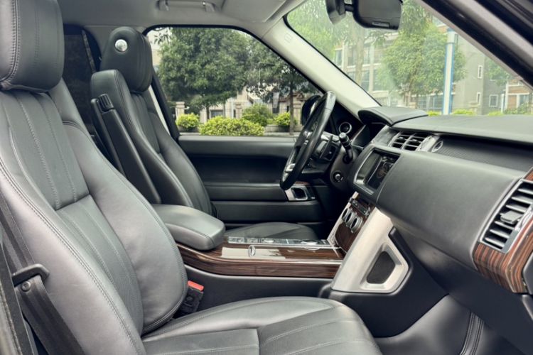Used Land Rover Range 2017 3.0 SC V6 Vogue Extended Version Interior 3