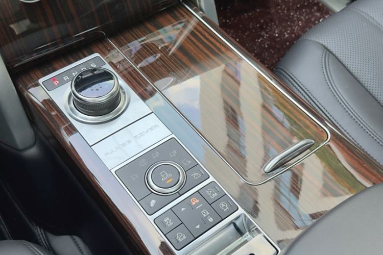 Used Land Rover Range 2017 3.0 SC V6 Vogue SE Long-Wheelbase Edition Interior 3