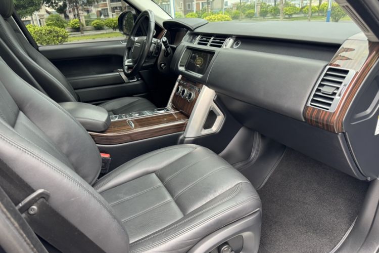 Used Land Rover Range 2017 3.0 SC V6 Vogue Extended Version Interior 4