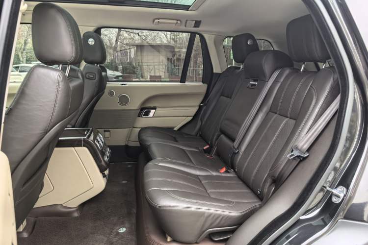 Used Land Rover Range 2017 3.0 SC V6 Vogue Extended Version Interior 8