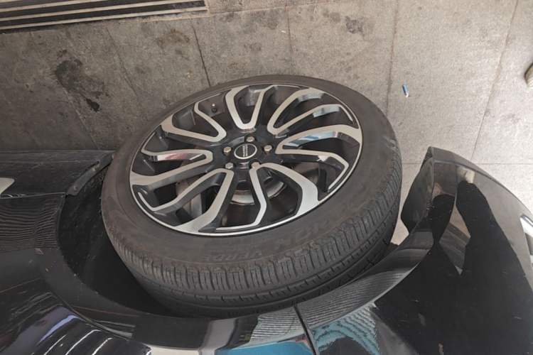 Used Land Rover Range 2017 3.0 SC V6 Vogue Extended Version Left Front Wheel Hub