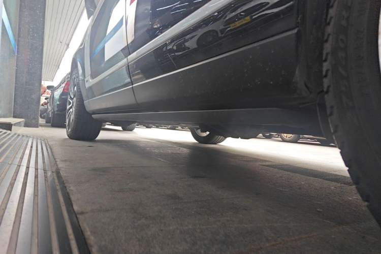 Used Land Rover Range 2017 3.0 SC V6 Vogue Extended Version Left Side Sill