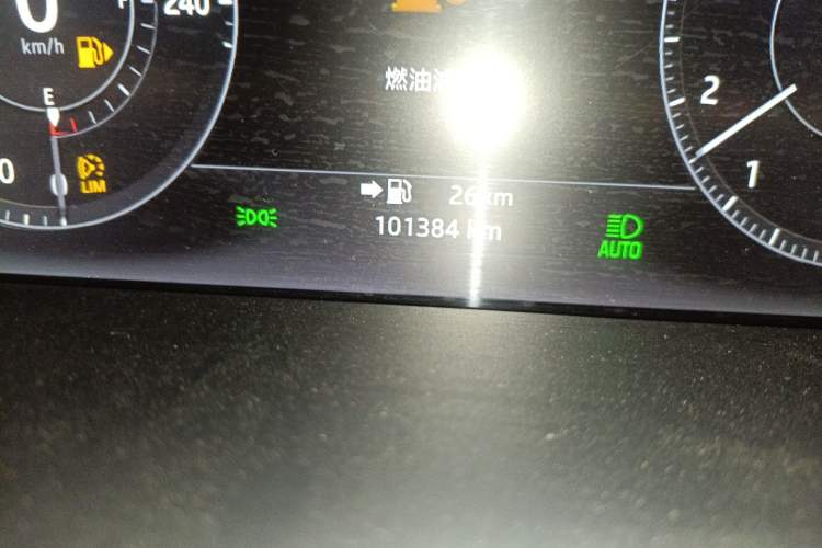 Used Land Rover Range 2017 3.0 SC V6 Vogue Extended Version Odometer Close Up