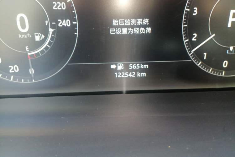Used Land Rover Range 2017 3.0 SC V6 Vogue SE Long-Wheelbase Edition Odometer Close Up