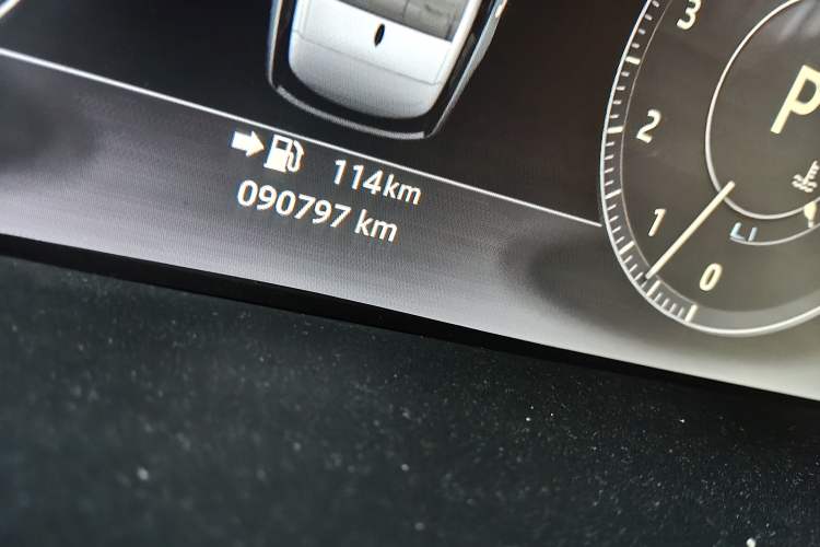 Used Land Rover Range 2017 3.0 SC V6 Vogue Odometer Close Up