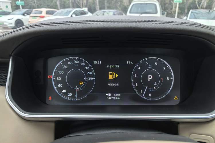 Used Land Rover Range 2017 3.0 SC V6 Vogue Extended Version Odometer Close Up
