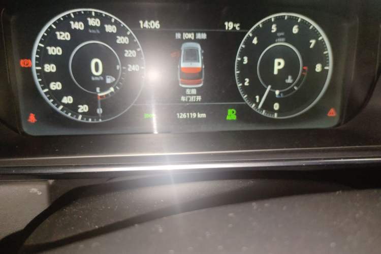 Used Land Rover Range 2017 3.0 SC V6 Vogue Extended Version Odometer Close Up