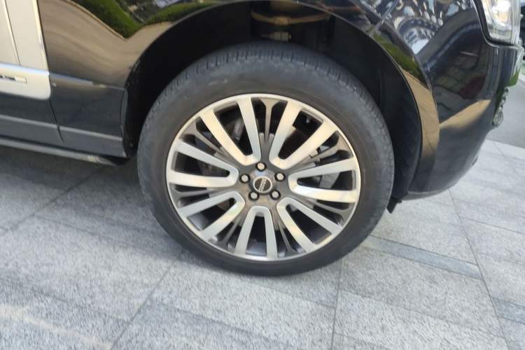 Used Land Rover Range 2017 3.0 SC V6 Vogue Extended Version Right Front Wheel Hub