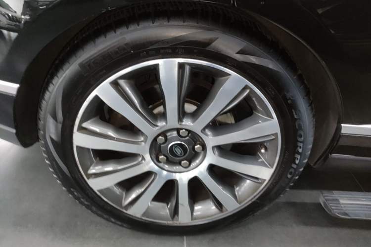 Used Land Rover Range 2017 5.0 SC V8 AB Prestige Extended Edition Right Rear Wheel Hub