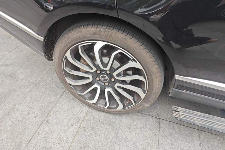 Used Land Rover Range 2017 3.0 SC V6 Vogue Extended Version Right Rear Wheel Hub