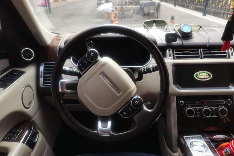 Used Land Rover Range 2017 3.0 SC V6 Vogue Extended Version Steering Wheel