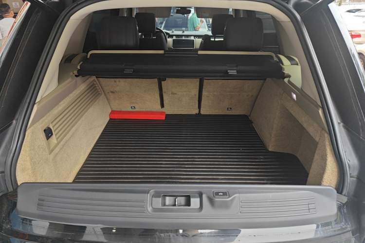 Used Land Rover Range 2017 3.0 SC V6 Vogue Extended Version Trunk