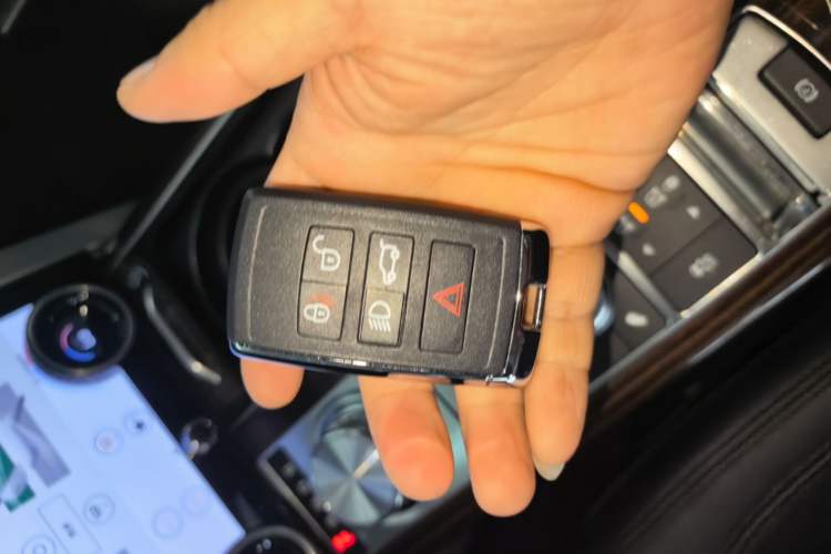 Used Land Rover Range 2017 3.0 SC V6 Vogue Extended Version Vehicle Key