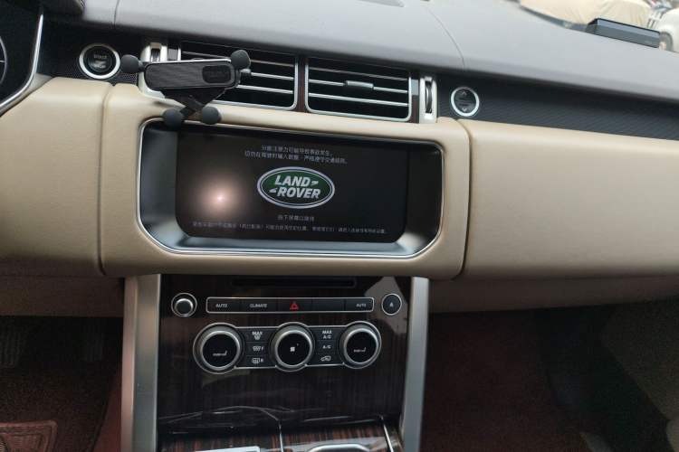 Used Land Rover Range 2017 3.0 SC V6 Vogue Extended Version Audio And AC Panel