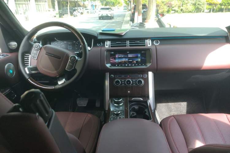 Used Land Rover Range 2017 3.0 SC V6 Vogue Center Console
