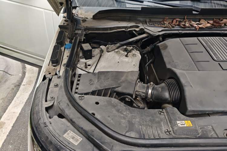 Used Land Rover Range 2017 3.0 SC V6 Vogue Extended Version Engine Bay Right