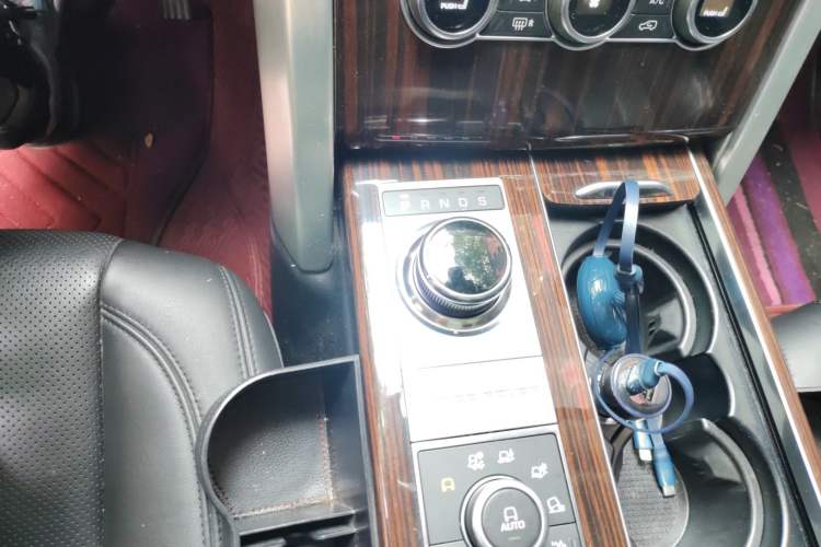 Used Land Rover Range 2017 3.0 SC V6 Vogue SE Long-Wheelbase Edition Gear Lever