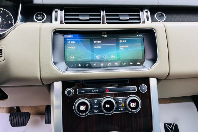 Used Land Rover Range 2017 3.0 SC V6 Vogue Extended Version Interior 4