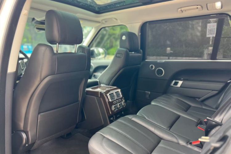 Used Land Rover Range 2017 3.0 SC V6 Vogue Extended Version Interior 4