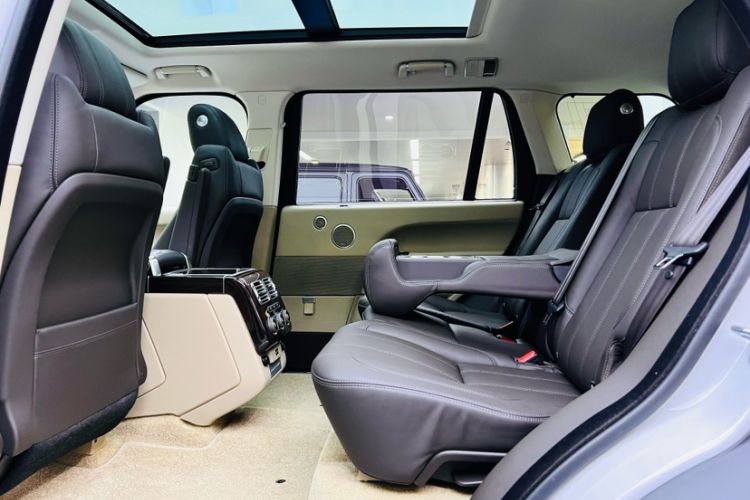 Used Land Rover Range 2017 3.0 SC V6 Vogue Extended Version Interior 7