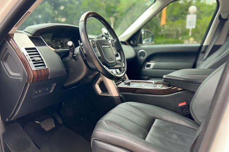 Used Land Rover Range 2017 3.0 SC V6 Vogue Extended Version Interior 7