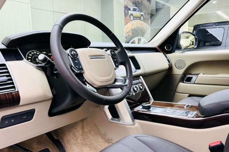 Used Land Rover Range 2017 3.0 SC V6 Vogue Extended Version Interior 8