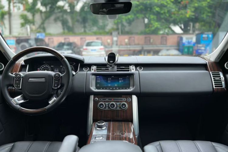 Used Land Rover Range 2017 3.0 SC V6 Vogue Extended Version Interior 9