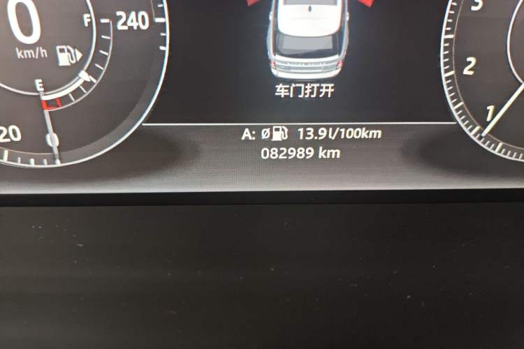 Used Land Rover Range 2017 3.0 SC V6 Vogue Extended Version Odometer Close Up