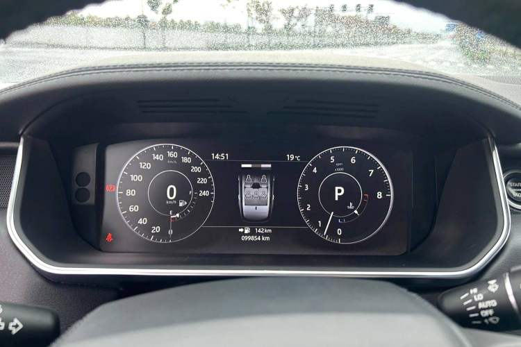 Used Land Rover Range 2017 3.0 SC V6 Vogue Odometer Close Up