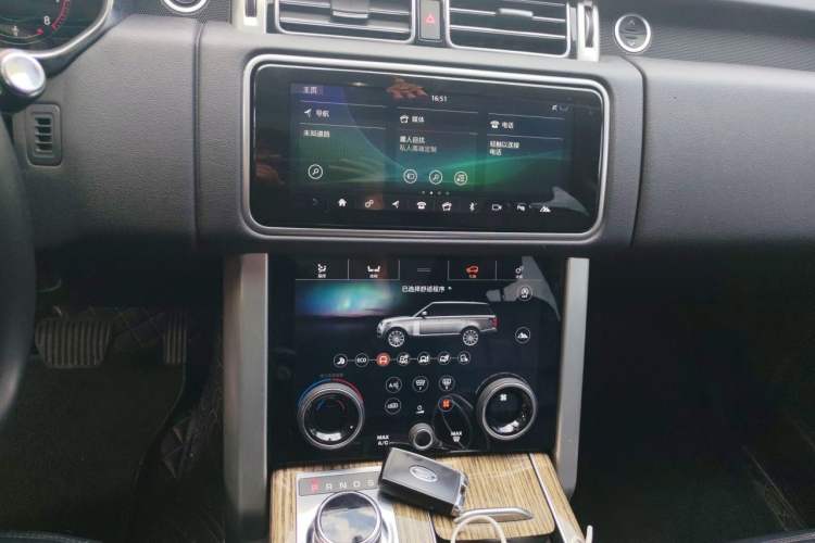 Used Land Rover Range 2018 3.0 SC V6 Vogue Legacy Edition Audio And AC Panel