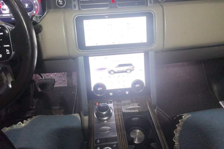Used Land Rover Range 2018 3.0 SC V6 Vogue Extended-Length Model Audio And AC Panel