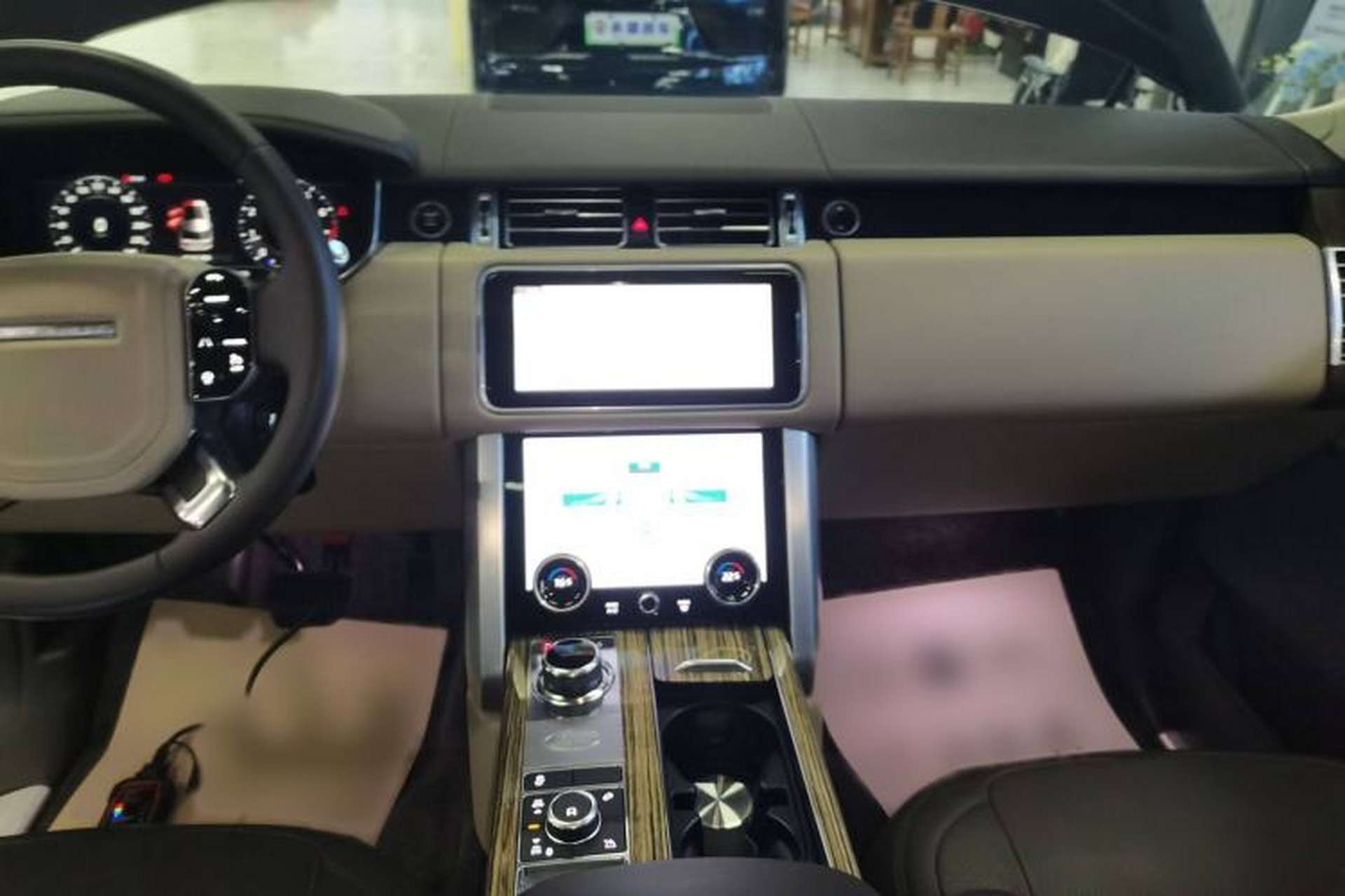 Used Land Rover Range 2018 3.0 SC V6 Vogue Extended-Length Model Audio And AC Panel