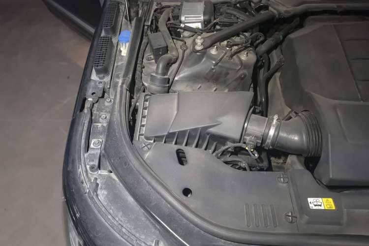 Used Land Rover Range 2018 3.0 SC V6 Vogue Extended-Length Model Engine Bay Right