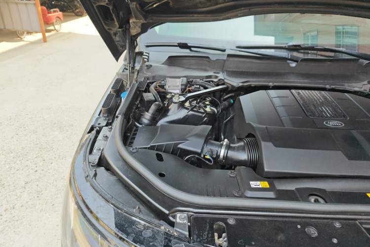 Used Land Rover Range 2018 3.0 SC V6 Vogue Extended-Length Model Engine Bay Right