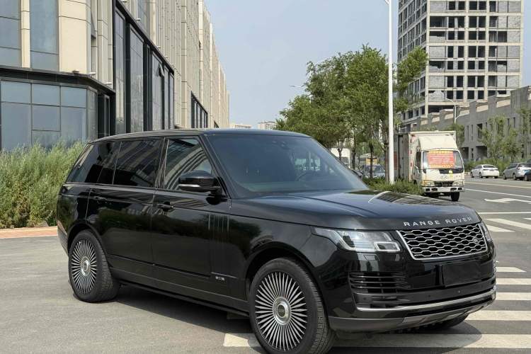 Used Land Rover Range 2018 3.0 SC V6 Vogue Extended-Length Model Exterior 2