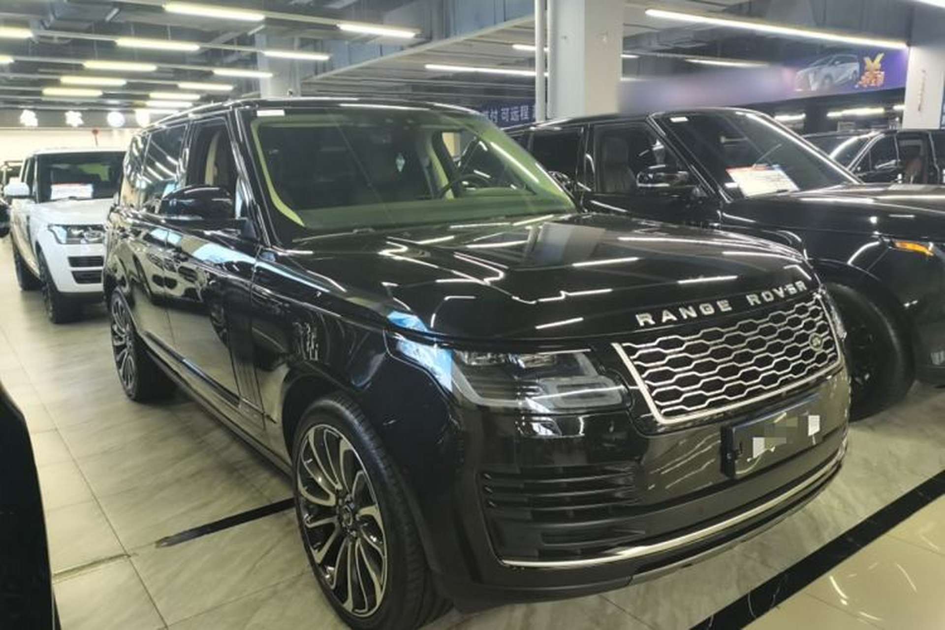 Used Land Rover Range 2018 3.0 SC V6 Vogue Extended-Length Model Exterior 2
