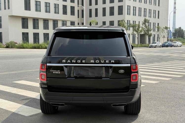 Used Land Rover Range 2018 3.0 SC V6 Vogue Extended-Length Model Exterior 4