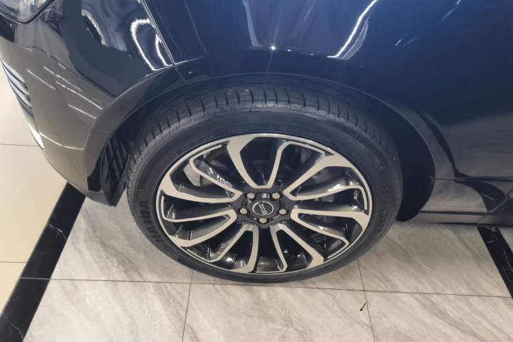 Used Land Rover Range 2018 3.0 SC V6 Vogue Extended-Length Model Exterior 7