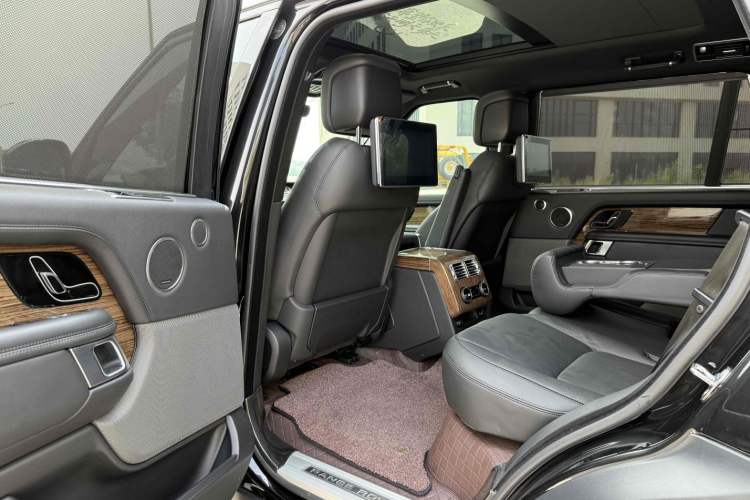 Used Land Rover Range 2018 3.0 SC V6 Vogue Extended-Length Model Interior 2