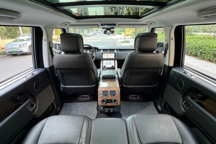 Used Land Rover Range 2018 3.0 SC V6 Vogue Extended-Length Model Interior 3
