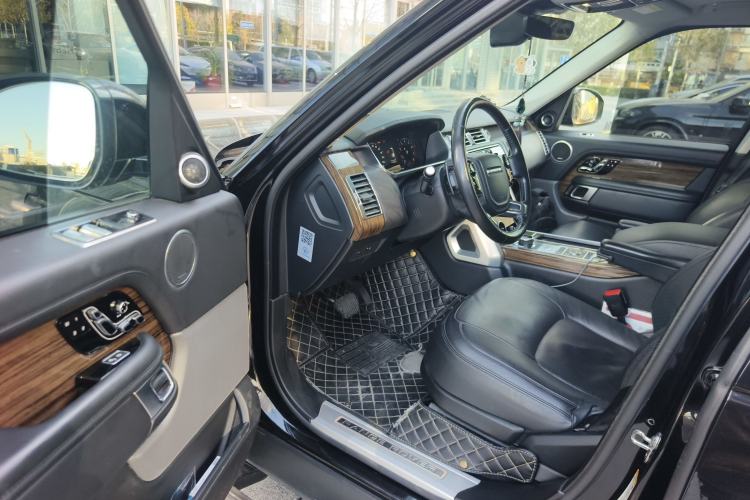 Used Land Rover Range 2018 3.0 SC V6 Vogue Extended-Length Model Interior 3