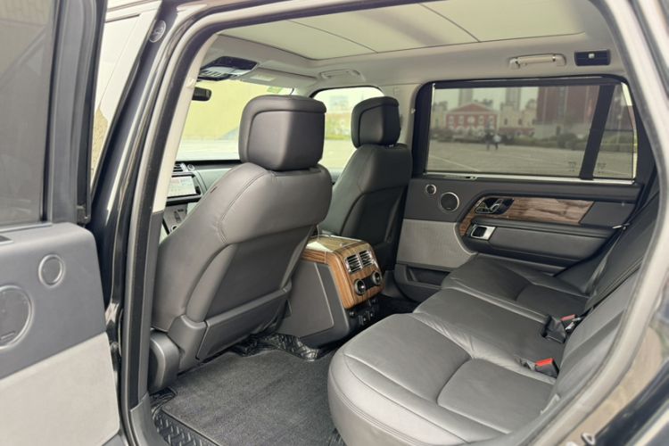Used Land Rover Range 2018 3.0 SC V6 Vogue Extended-Length Model Interior 4