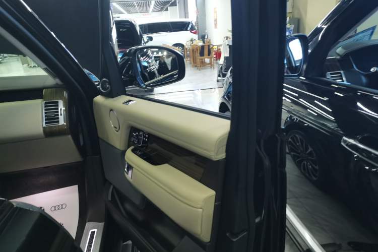 Used Land Rover Range 2018 3.0 SC V6 Vogue Extended-Length Model Interior 5