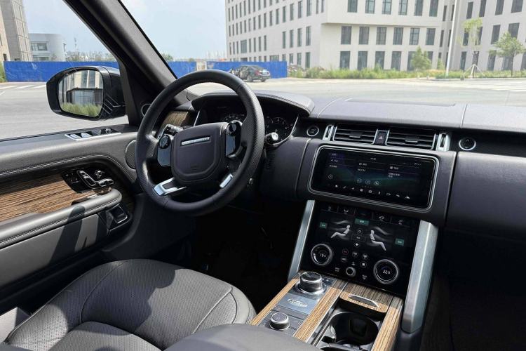 Used Land Rover Range 2018 3.0 SC V6 Vogue Extended-Length Model Interior 6