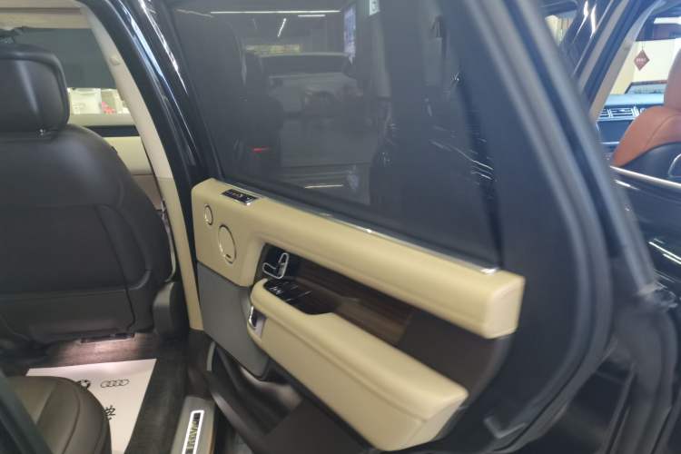 Used Land Rover Range 2018 3.0 SC V6 Vogue Extended-Length Model Interior 6
