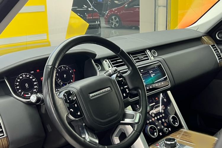 Used Land Rover Range 2018 3.0 SC V6 Vogue Extended-Length Model Interior 7
