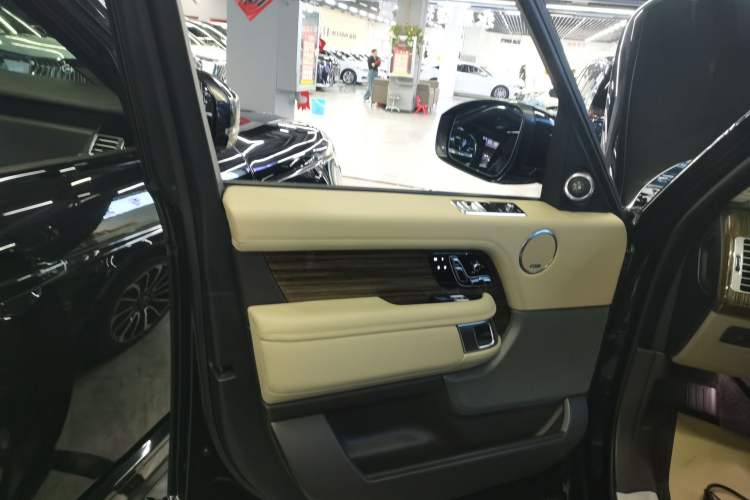 Used Land Rover Range 2018 3.0 SC V6 Vogue Extended-Length Model Interior 7